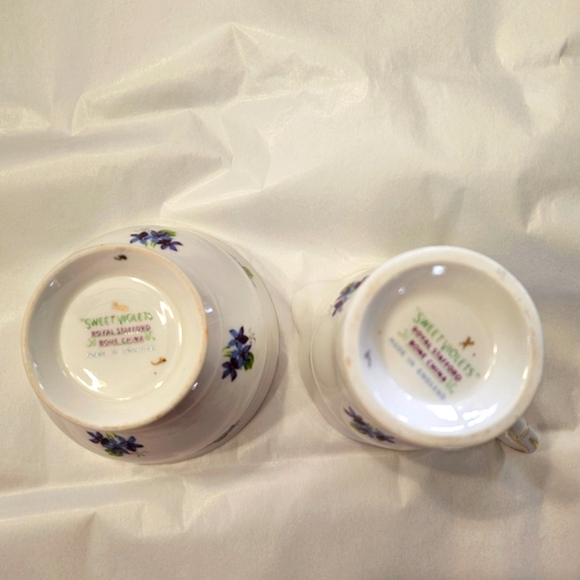 Royal Stafford "Sweet Violets" cream and sugar. - Picture 5 of 13